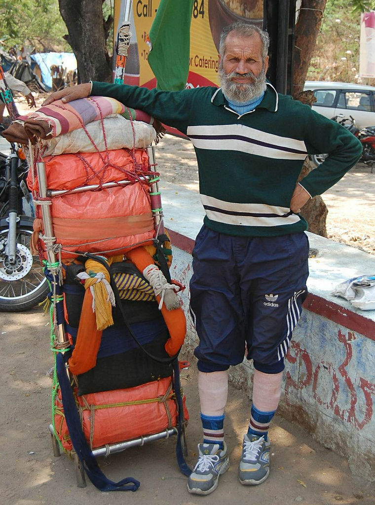 Photo of This Man Has Been Walking Across India For 22 Years. His Story Will Leave You In Tears 2/2 by Gunjan Upreti