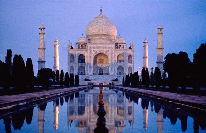 What is the history behind the taj mahal