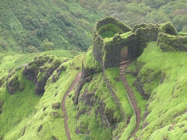 Raigad Fort Maharashtra Everything You Need To Know About Raigad Fort Tripoto The ropeway traverses a diagonal length of 760 mtrs and a steep ascent of 420 mtrs, in 4 minutes flat gone are the days of torturous foots slogging of. raigad fort maharashtra everything you