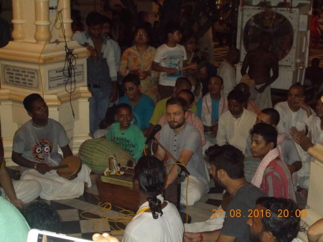 Photos of 2/2 by Mayank Pandeyz (with floating shoes)