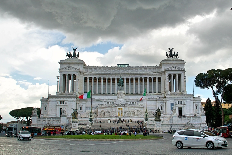 Photo of Piazza Venezia, Piazza Venezia, Rome, Metropolitan City of Rome, Italy by Indi Tourists