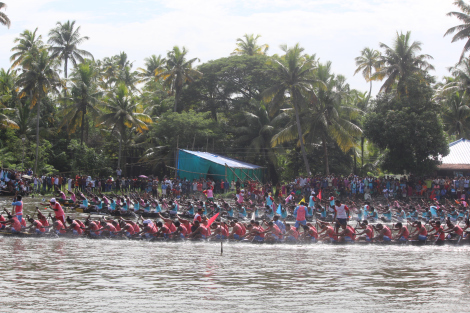 Photo of Snake boat race- " आप पैसा घोड़े पे लगाते हो, मगर मै तो पैसा जोकि पे लगाता हूँ" 3/5 by Mohal Banker