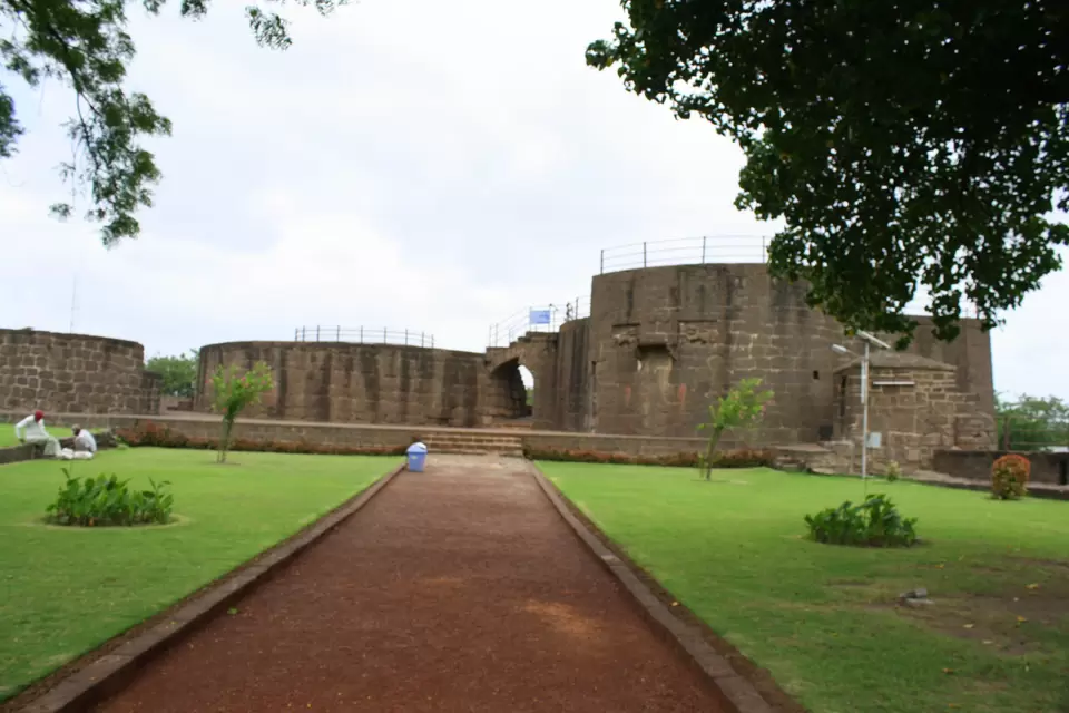 Photo of Vijayapura Citadel, Ancient Fort Wall, Gacchinakatti Colony, Bijapur, Karnataka, India by sourabh rodagi