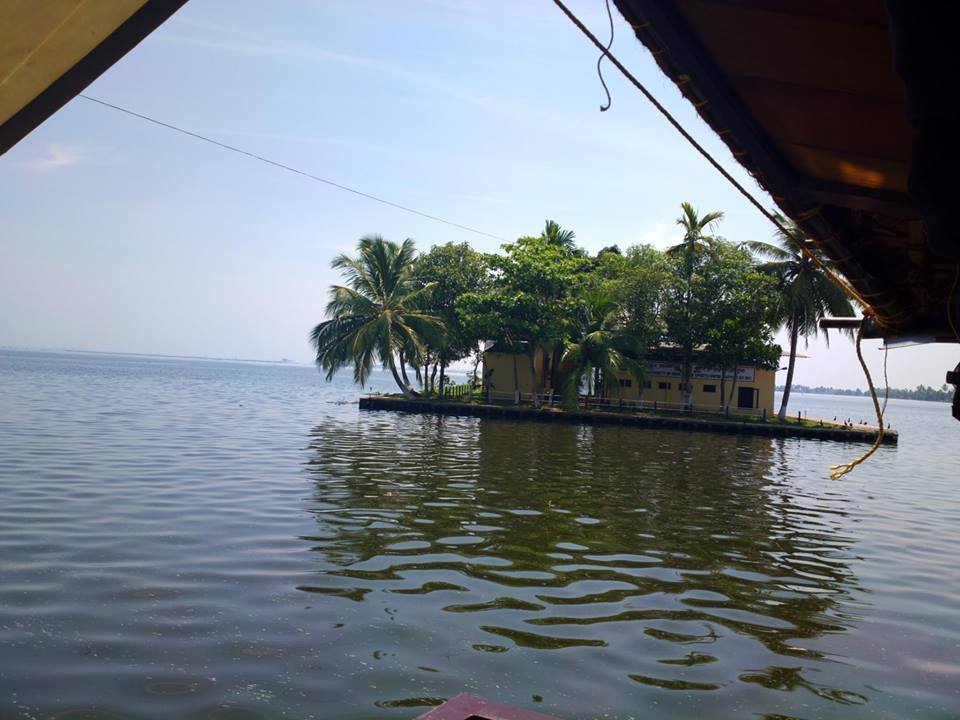 Photo of Alappuzha Backwaters - lots of chemmeen but no Karuthamma 33/34 by Chendilk
