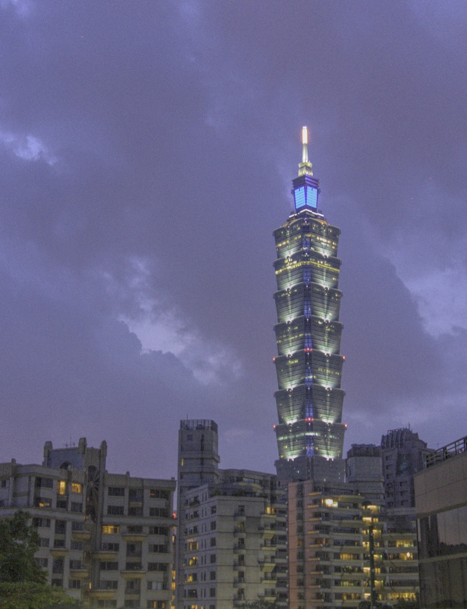 Photo of Taipei Adventure: Last Days Including Taipei 101 : Battered Suitcase 5/5 by Stephen Lee