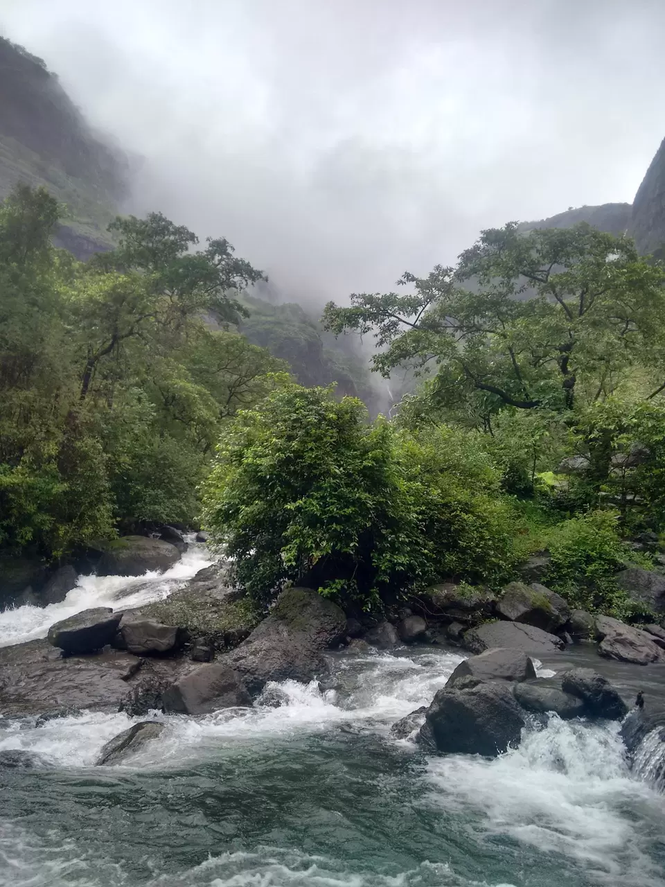 Photo of Devkund Waterfall, Patnus, Maharashtra, India by Pratik Sachdev