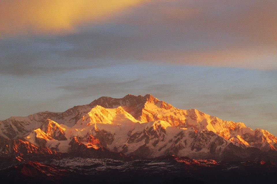Photo of Landrover and Kanchenjunga 1/6 by Kasturi Karuna