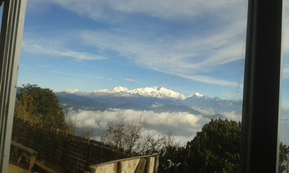 Photo of Landrover and Kanchenjunga 4/6 by Kasturi Karuna