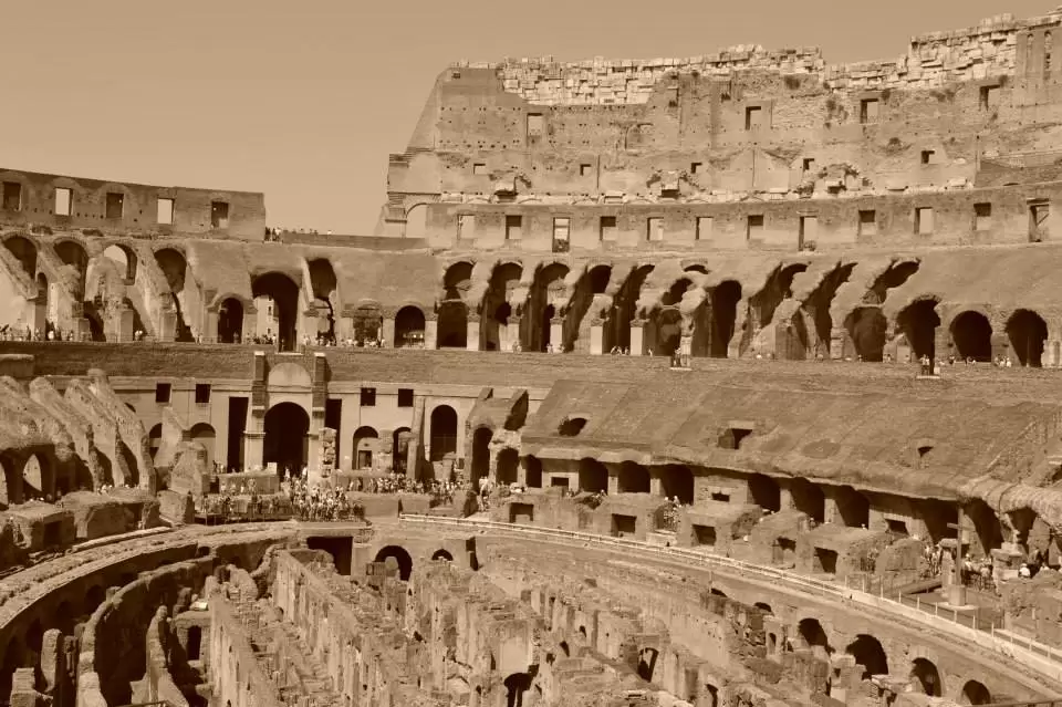 Photo of Colosseum, Piazza del Colosseo, 1, 00184 Roma, Italië by Jovana
