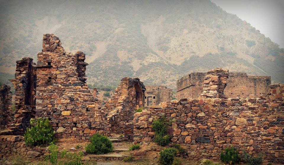 Photo of Bhangarh..the Ruined Fort City!!! 4/30 by Sayan Debnath