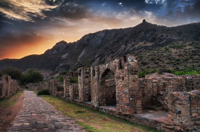 Photo of Mystery Behind The Most Haunted Place Bhangarh! 6/10 by Neer Rajora - (Navigatio) "Rajasthani Pahadan"