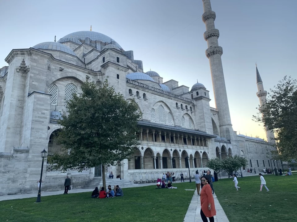 Photo of Süleymaniye Mah, Suleymaniye Mosque, Profesör Sıddık Sami Onar Caddesi, Fatih/İstanbul, Turkey by Map Camera Travel