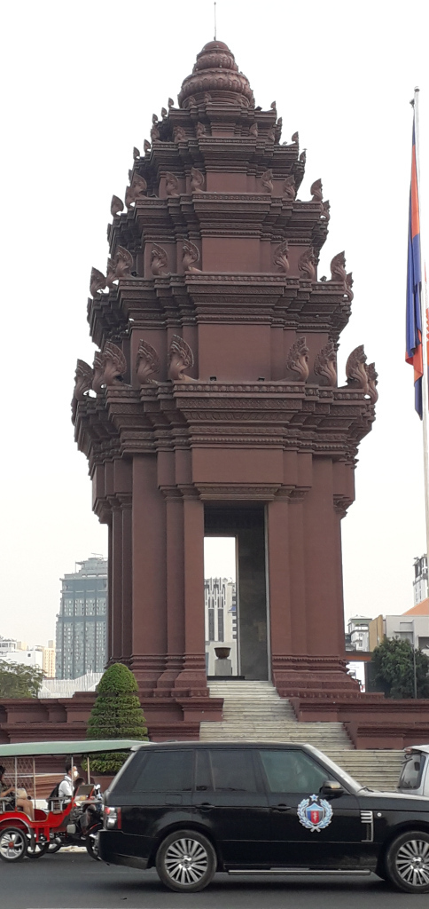 Photo of Independence Monument, Phnom Penh, Cambodia by Vikram Mn
