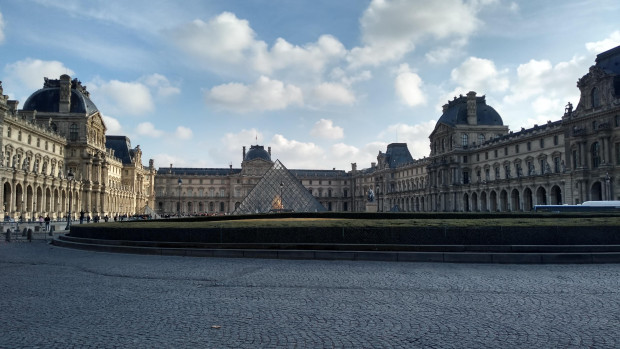 Photo of Louvre Museum, Rue de Rivoli, Paris, France by Balaka Basu