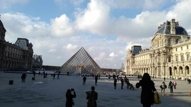 Photo of Louvre Museum, Rue de Rivoli, Paris, France by Balaka Basu