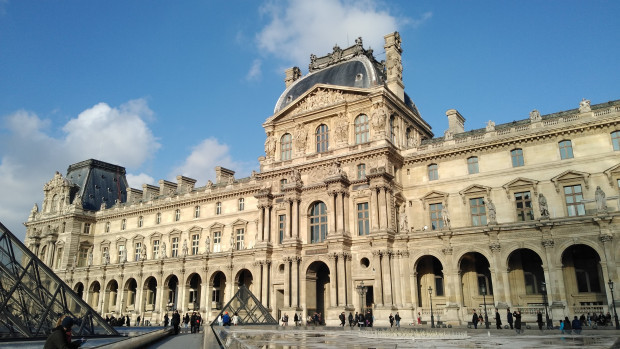 Photo of Louvre Museum, Rue de Rivoli, Paris, France by Balaka Basu