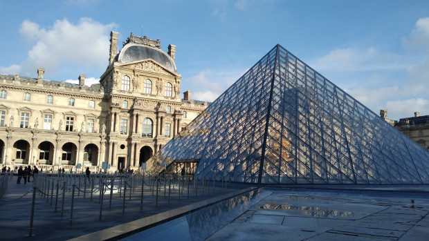 Photo of Louvre Museum, Rue de Rivoli, Paris, France by Balaka Basu
