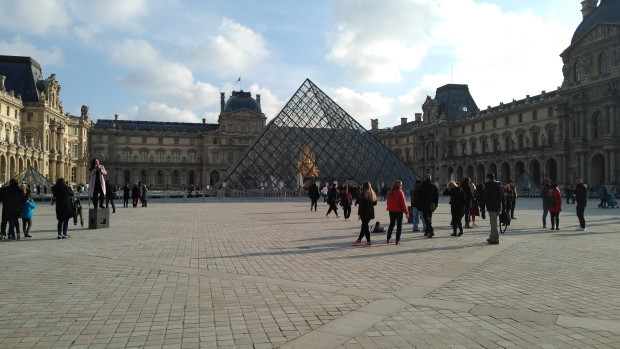 Photo of Louvre Museum, Rue de Rivoli, Paris, France by Balaka Basu