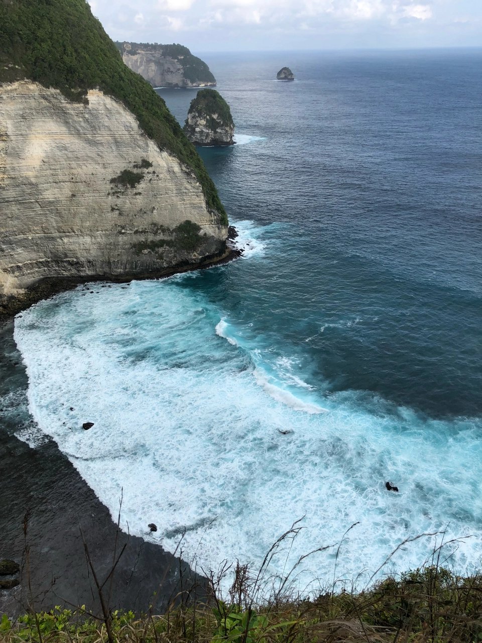 Photo of Kelingking Beach, Bunga Mekar, Klungkung Regency, Bali, Indonesia by Anamika Sharma