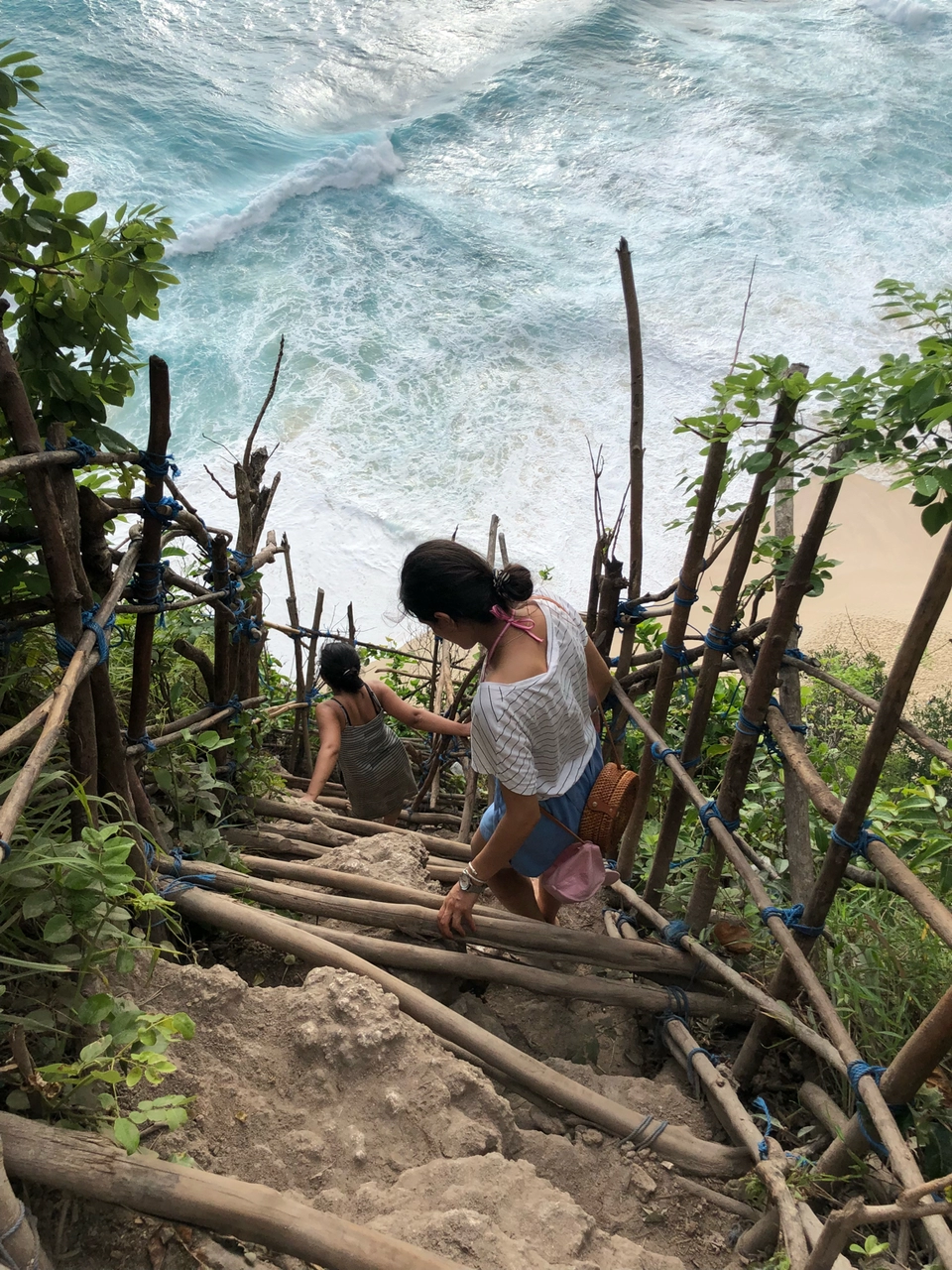 Photo of Kelingking Beach, Bunga Mekar, Klungkung Regency, Bali, Indonesia by Anamika Sharma