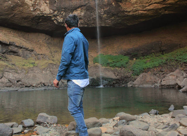 Photo of Devkund Waterfall, Patnus, Maharashtra, India by ransomebeardedman