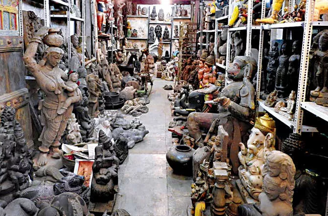 Photo of Chor Bazaar, Mumbai, Maharashtra, India by Fly With Shaunak