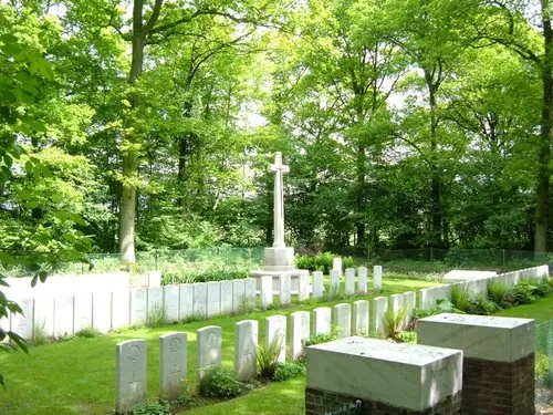 Photo of Ploegsteert Wood Military Cemetery, Comines-Warneton, Belgium by Claude Verhaeghe
