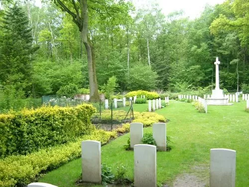 Photo of Ploegsteert Wood Military Cemetery, Comines-Warneton, Belgium by Claude Verhaeghe