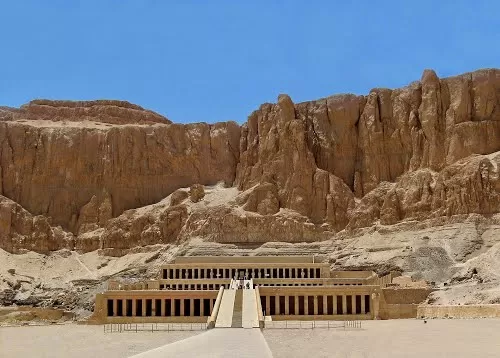 Photo of Mortuary Temple of Hatshepsut, Qesm Al Wahat Al Khargah, New Valley Governorate, Egypt by Mahmoud 