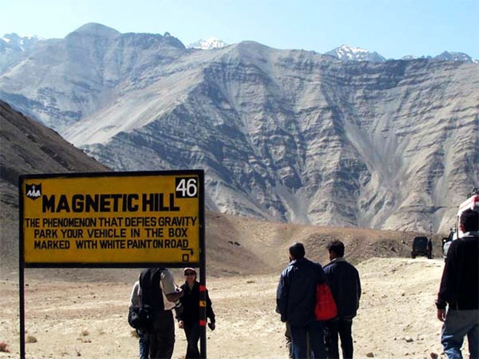 Photo of Magnetic Hill, Srinagar - Ladakh Highway, Nowhatta, Srinagar by Kinza Ben Ali