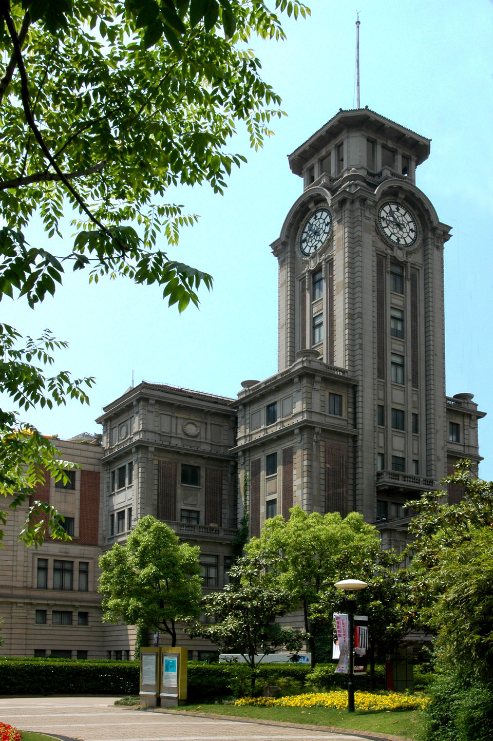 Photo of Shanghai Art Museum, Nanjing Xi Lu, 1515 Nanjing West Road, Jing'an, Shanghai, China by Isabelle