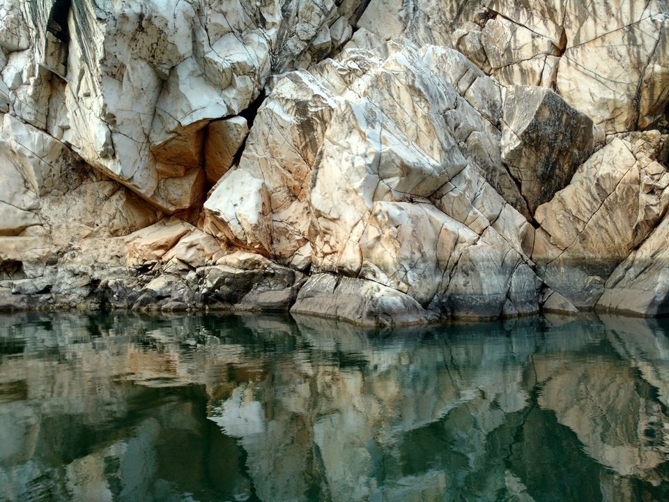Photo of Explore the unusual phenomena of cliffs of Bhedaghat, Madhya Pradesh 2/7 by Jeetendra Ajmera