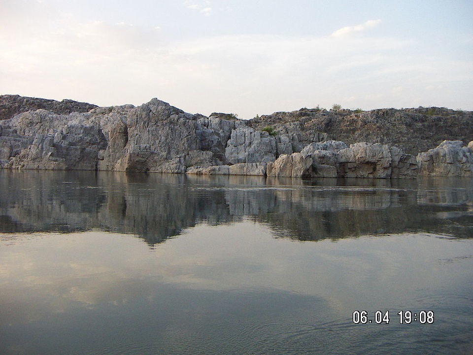 Photo of Explore the unusual phenomena of cliffs of Bhedaghat, Madhya Pradesh 5/7 by Jeetendra Ajmera