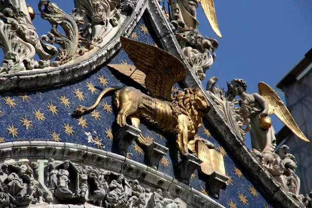 Photo of St. Peter's Basilica, St Mark's Square by Tommy May