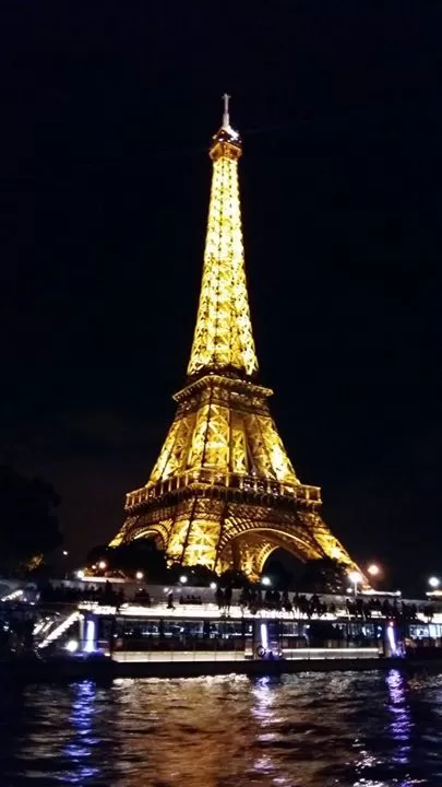 Photo of Eiffel Tower, Avenue Anatole France, Paris, France by Smiti Maini