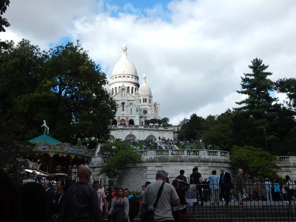 Photo of Sacré-Cœur, Rue du Chevalier de la Barre, Paris, France by Smiti Maini
