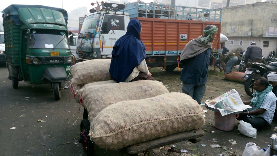 Photo of Azadpur Subzi Mandi – Asia's largest wholesale fruits and vegetables market 32/46 by Travellian.in