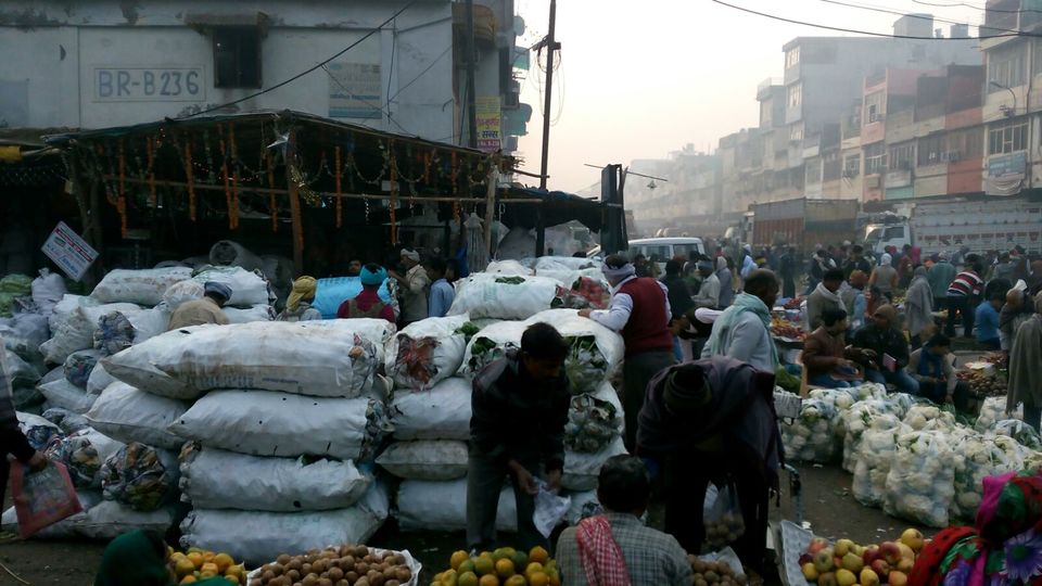 Photo of Azadpur Subzi Mandi – Asia's largest wholesale fruits and vegetables market 40/46 by Travellian.in