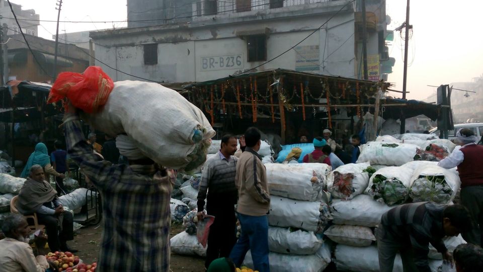 Photo of Azadpur Subzi Mandi – Asia's largest wholesale fruits and vegetables market 41/46 by Travellian.in
