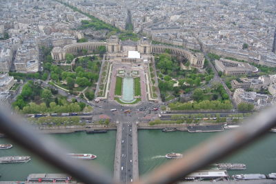 Photo of Eiffel Tower, Avenue Anatole France, Paris, France by Kayli Olson