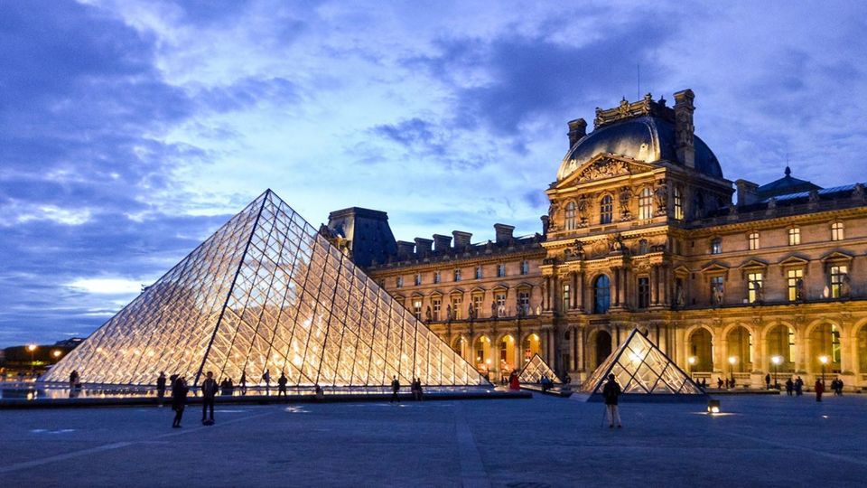Photo of Airbnb Is Offering You a Chance to Have a Sleepover with the Mona Lisa at the Louvre! by Neha Bhise Sadalge