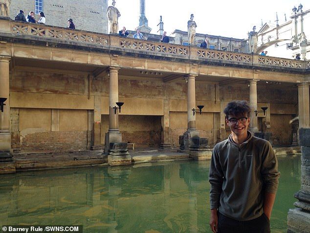 Photo of Don't Have the Money to Travel? Take Inspiration from This Guy Who Got Drunk and Walked 800 km by Neha Bhise Sadalge