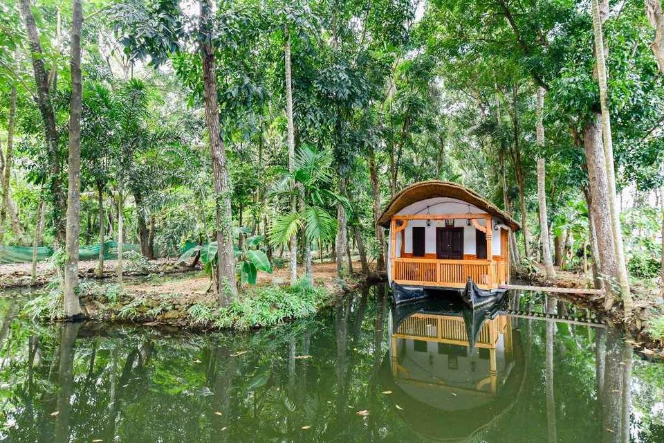 Photo of Stay in a Floating Room at Vembanad Lake in Kerala by Neha Bhise Sadalge