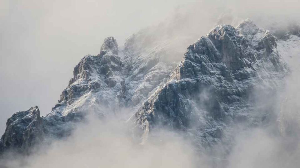 Photo of Tourists Rush To Escape Avalanche In Himachal Pradesh In This Viral Video by Neha Bhise Sadalge