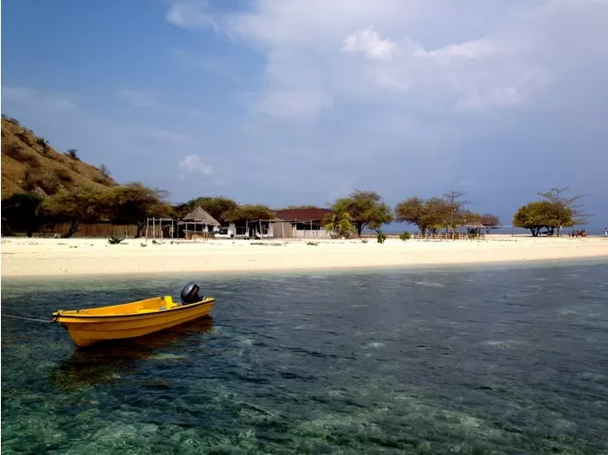 Photo of Pink Beach, West Nusa Tenggara, Indonesia by Kirsten Alana