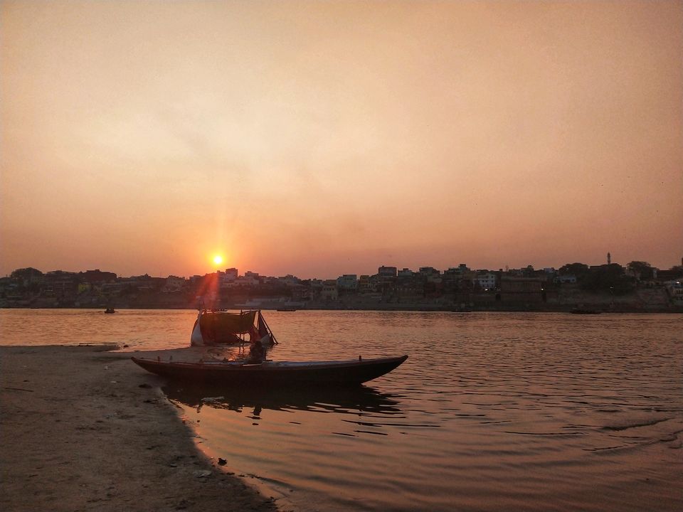 Photo of Ganga River Bank, Ghats of varanasi, Ghasi Tola, Varanasi, Uttar Pradesh, India by Pooja Khandelwal
