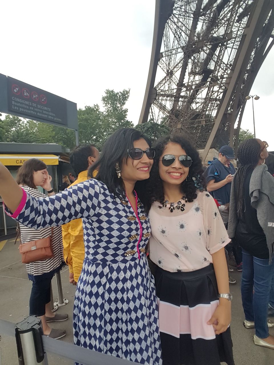 Photo of Eiffel Tower, Champ de Mars, Avenue Anatole France, Paris, France by Shraddha Subramanian