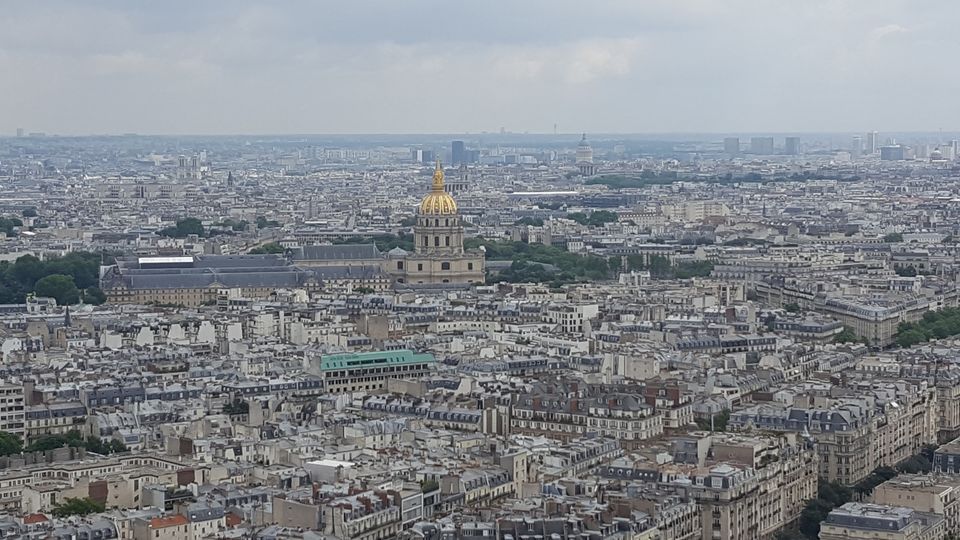 Photo of Eiffel Tower, Champ de Mars, Avenue Anatole France, Paris, France by Shraddha Subramanian