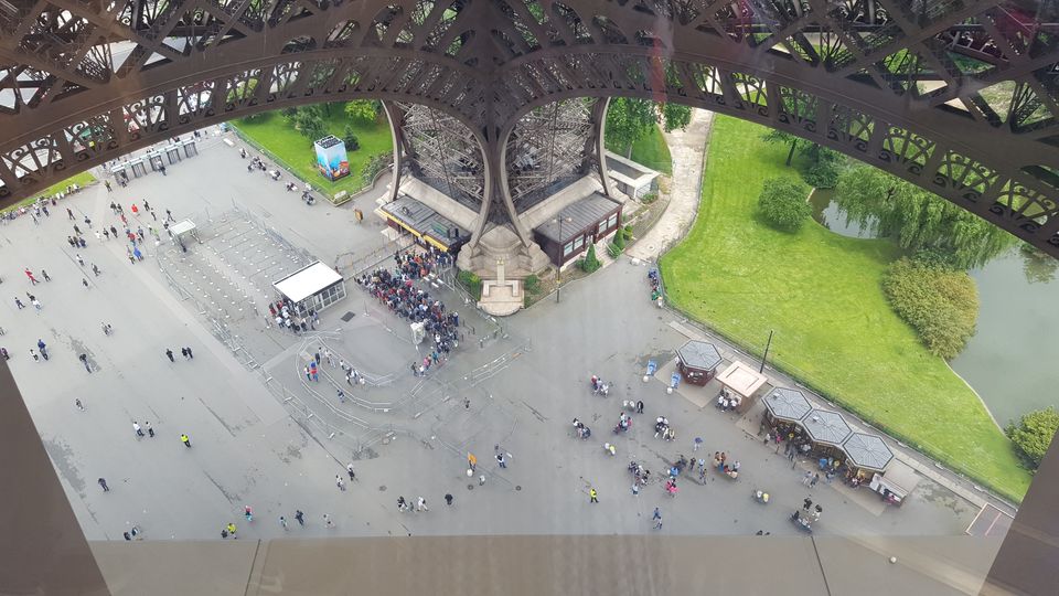 Photo of Eiffel Tower, Champ de Mars, Avenue Anatole France, Paris, France by Shraddha Subramanian