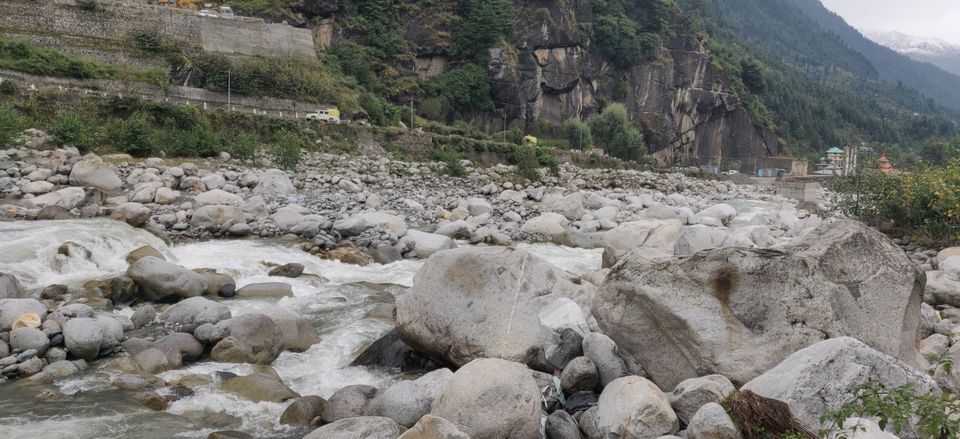 Photo of Girls Trip to Piles of DeadBodies - Rohtang Pass by Kritika Tyagi